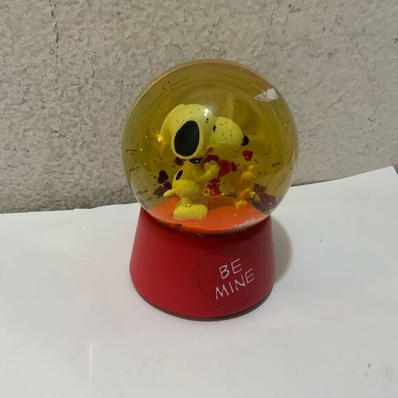 Peanuts  Snoopy Valentines Musical Snow Globe - Picture 1 of 6